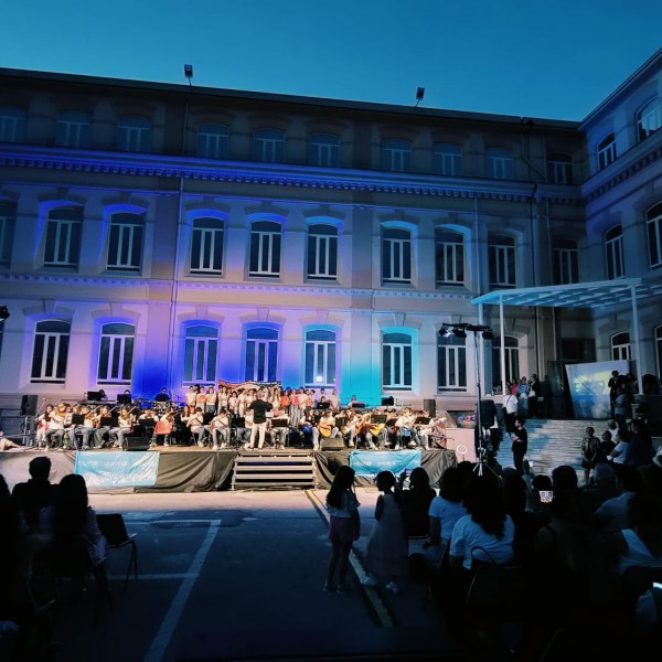 Il concerto musicale di fine anno dell'Istituto comprensivo "De Curtis" dedicato alla memoria di Paolo Mendico
