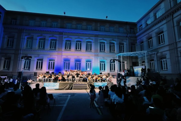 Il concerto musicale di fine anno dell'Istituto comprensivo "De Curtis" dedicato alla memoria di Paolo Mendico
