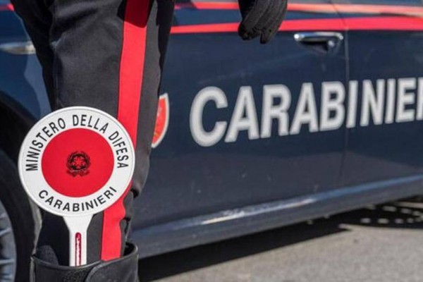 Lo perseguita dopo la fine del matrimonio. L’ultima aggressione nel negozio dell’ex marito. Carabinieri arrestano una 44enne