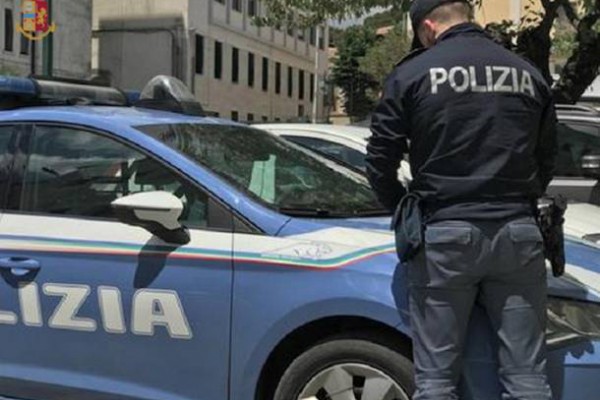 Rapina una donna e tenta la fuga: arrestato dalla Polizia