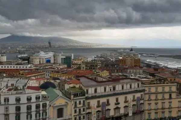 Nubifragio su Napoli, settimana di rovesci e calo di temperature