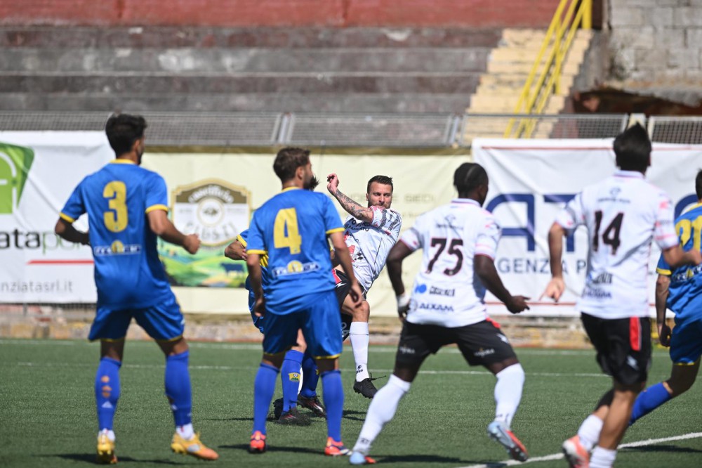 Allegra firma la salvezza della Palmese: il derby è rossonero