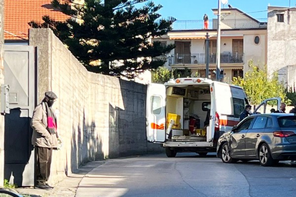Palma Campania, brutto incidente tra auto in via Canalone: feriti trasportati in ospedale