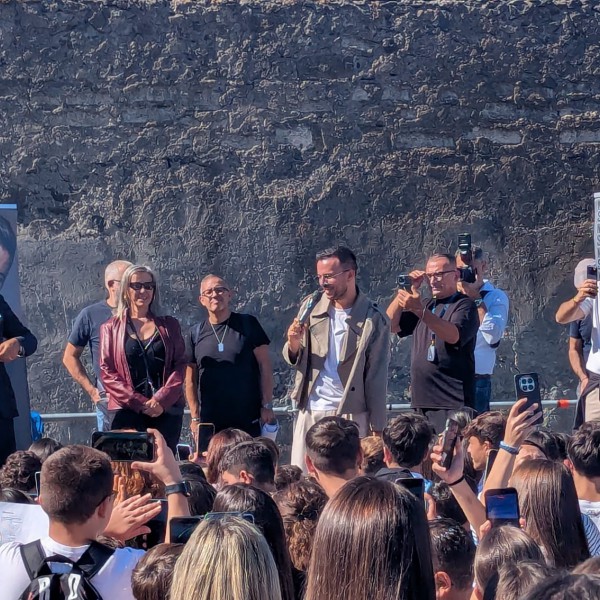 Dal palco alle scuole: il messaggio di Andrea Sannino conquista i giovani