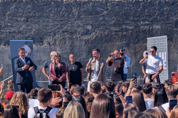 Dal palco alle scuole: il messaggio di Andrea Sannino conquista i giovani