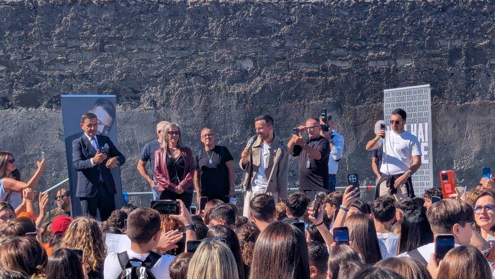Dal palco alle scuole: il messaggio di Andrea Sannino conquista i giovani