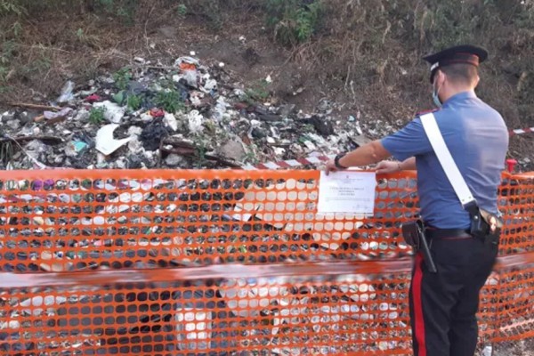 Anziano brucia rifiuti in campagna, denunciato dai Carabinieri Forestali
