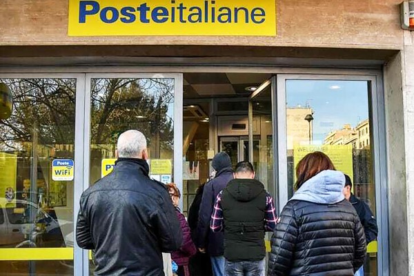 Truffa del finto incidente, anziano alle poste per prelevare contante e risarcire la "vittima". Impiegato comprende tutto e chiama i Carabinieri. 28enne in manette dopo lungo inseguimento