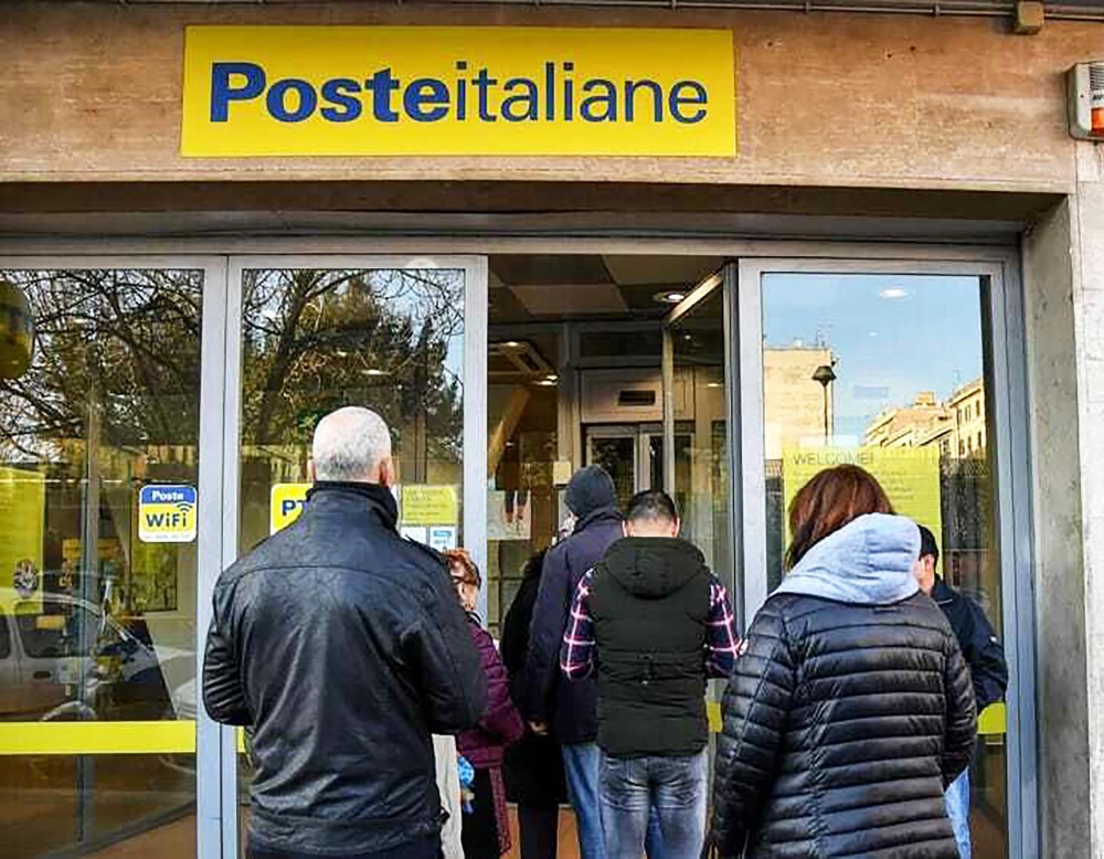 Truffa del finto incidente, anziano alle poste per prelevare contante e risarcire la "vittima". Impiegato comprende tutto e chiama i Carabinieri. 28enne in manette dopo lungo inseguimento