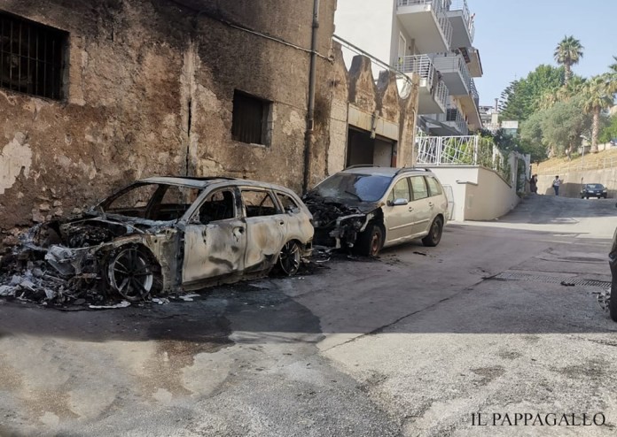 Palma Campania, due auto in fiamme nella notte a Vico