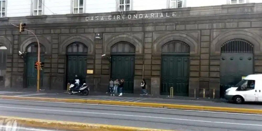 Trafficavano droga con detenuti del carcere di Poggioreale: scatta l'arresto per nove persone