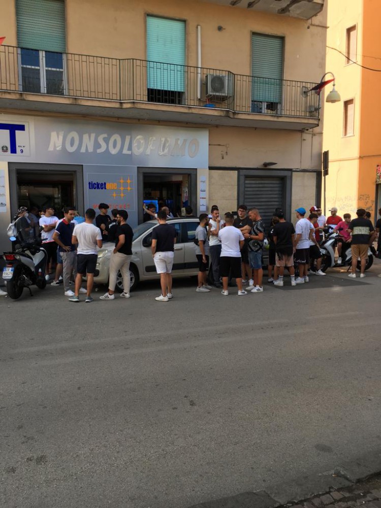 Febbre azzurra per Napoli-Liverpool: lunghe file da "Non Solo Fumo" a Palma Campania per acquistare il biglietto