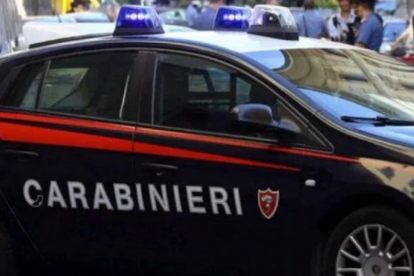 Carabinieri bloccano cantante neo melodico a una festa di compleanno