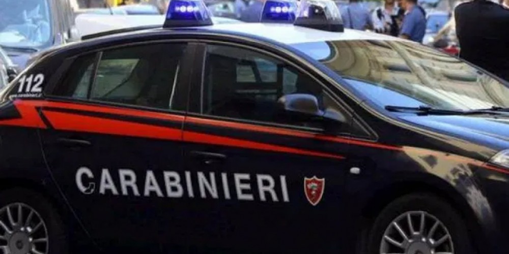 Carabinieri bloccano cantante neo melodico a una festa di compleanno