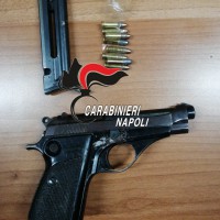 Litiga con il ragazzo e chiama i Carabinieri. Sul sedile una pistola pronta all’uso, 38enne arrestato