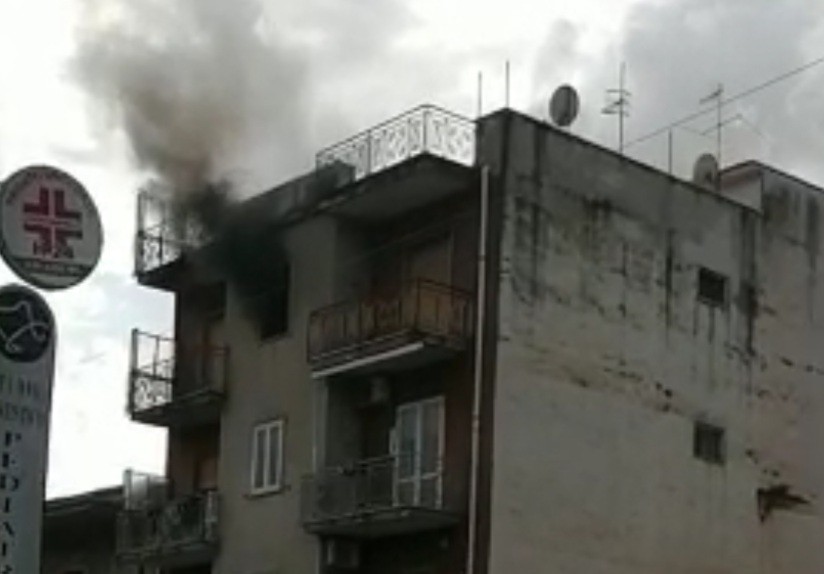 Palma Campania : appartamento in fiamme in via Nuova Nola