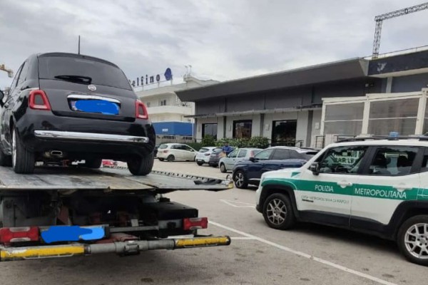 Polizia Metropolitana di Napoli: controlli contro le auto con targa estera, sequestrati due veicoli