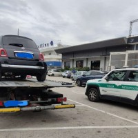 Polizia Metropolitana di Napoli: controlli contro le auto con targa estera, sequestrati due veicoli