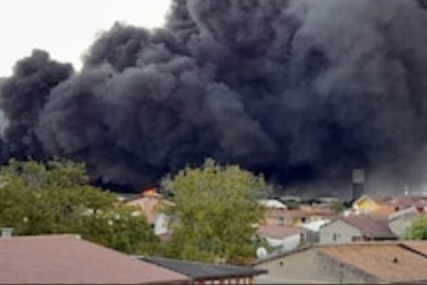Nube tossica arriva nel  Vesuviano,visibile anche da Palma Campania: in fiamme  una fabbrica di plastica ad Airola