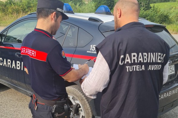 Orari massacranti nei campi e paghe misere: sfruttamento del lavoro di immigrati, arrestati due imprenditori