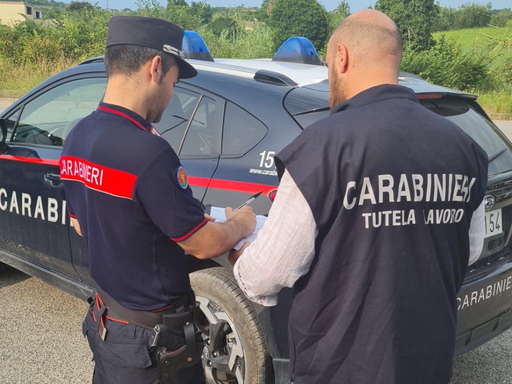 Orari massacranti nei campi e paghe misere: sfruttamento del lavoro di immigrati, arrestati due imprenditori