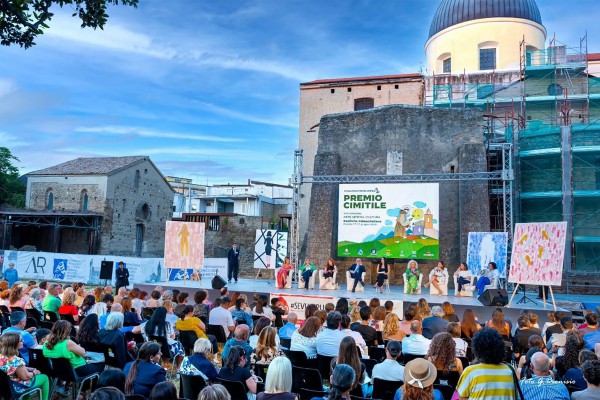 “Premio Cimitile XXXI edizione: Dona un verso, salva una vita”: a Cimitile una serata di trionfo tra poesia, musica e giovani talenti