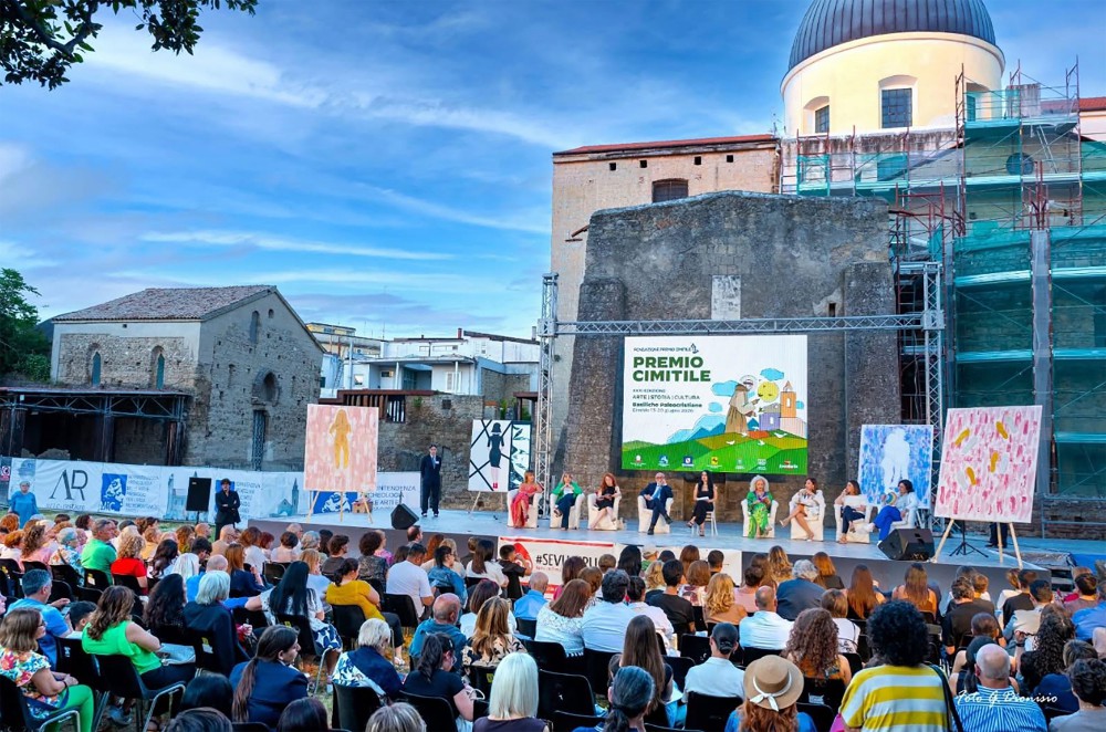 “Premio Cimitile XXXI edizione: Dona un verso, salva una vita”: a Cimitile una serata di trionfo tra poesia, musica e giovani talenti