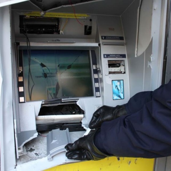 Esplosioni e rapine ai bancomat: cinque arresti a San Gennaro Vesuviano