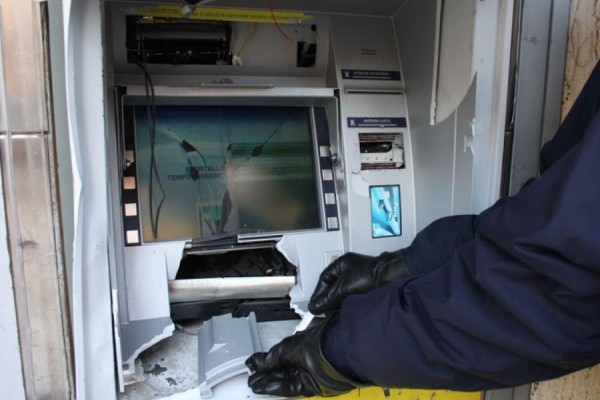 Esplosioni e rapine ai bancomat: cinque arresti a San Gennaro Vesuviano