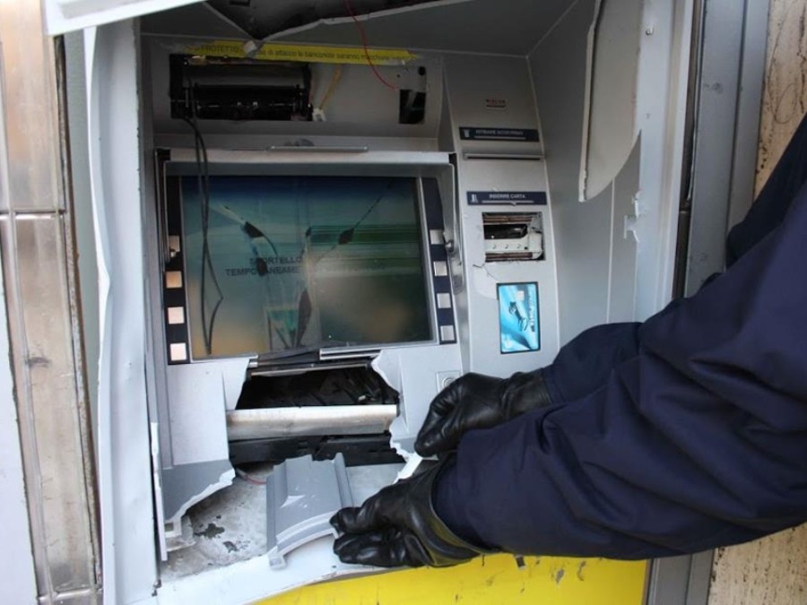 Esplosioni e rapine ai bancomat: cinque arresti a San Gennaro Vesuviano