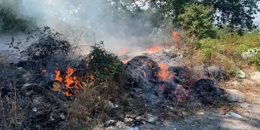 Palma Campania, elicotteri e volontari all'opera per domare un nuovo rogo in collina