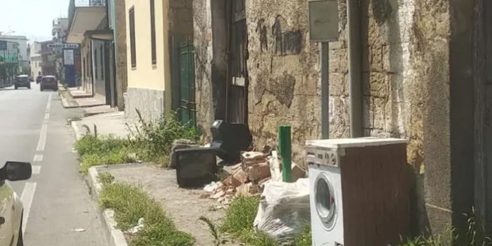 San Gennaro Vesuviano, la fermata del bus è una discarica a cielo aperto