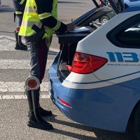 Inseguimento per 9 chilometri sulla SS162: autoarticolato non si ferma all’ALT della Polizia di Stato
