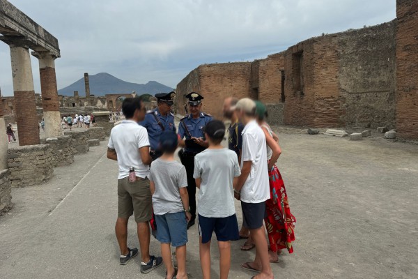 Pompei: lotta alle guide turistiche abusive nel parco archeologico. Carabinieri denunciano 44enne