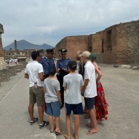 Pompei: lotta alle guide turistiche abusive nel parco archeologico. Carabinieri denunciano 44enne