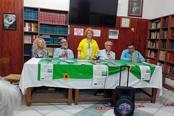 “Spalle al muro e una vita davanti” di Felice Peluso: una serata di grande successo a Palma Campania