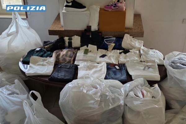 Sorpreso con numerosi capi di note “griffe” contraffatti. Denunciato un uomo dalla Polizia di Stato