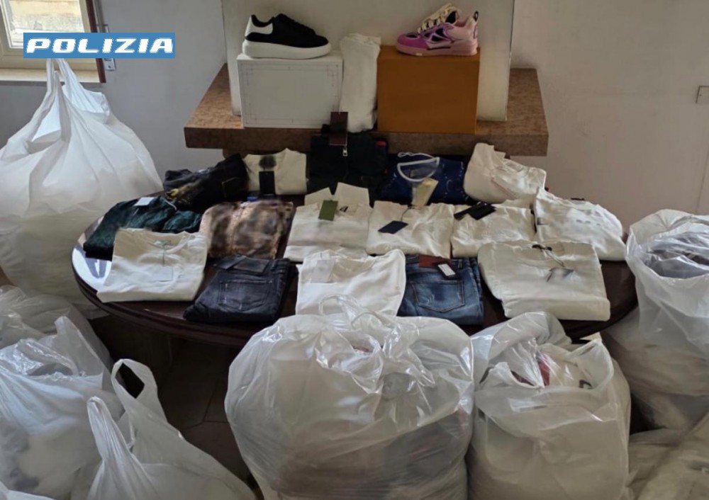 Sorpreso con numerosi capi di note “griffe” contraffatti. Denunciato un uomo dalla Polizia di Stato