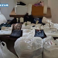 Sorpreso con numerosi capi di note “griffe” contraffatti. Denunciato un uomo dalla Polizia di Stato