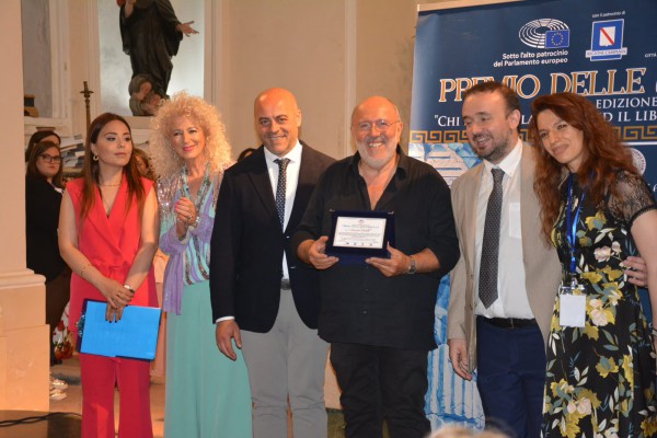 Amedeo Colella e il successo di “Napoli due volte al dì”: il Premio Ipazia consacra il bestseller partenopeo