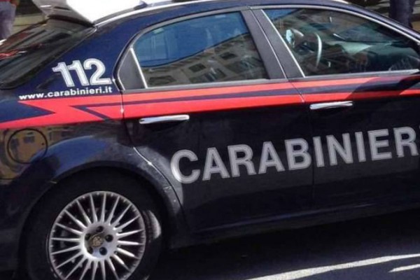 Rapinano pompa di benzina, hanno 16 e 18 anni. Arrestati dai Carabinieri mentre spartiscono il bottino. Sequestrate pistola e moto rubata