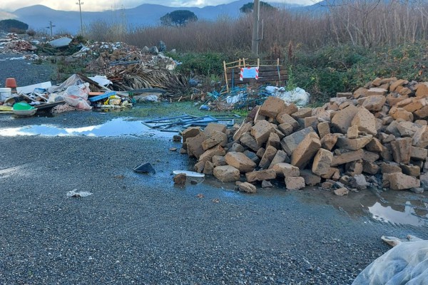 DENUNCIATO PER SVERSAMENTO ILLEGALE. CARABINIERI E GUARDIE AMBIENTALI INTERVENGONO A VIA NAPOLI SEDIARI