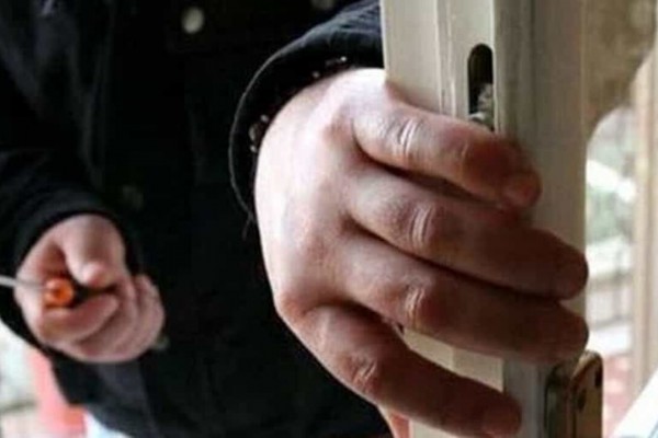 Furto in appartamento, proprietario blocca ladro e chiama i Carabinieri: 52enne in manette