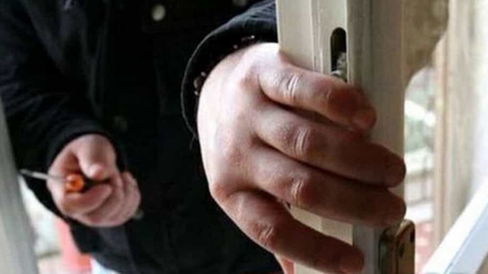 Furto in appartamento, proprietario blocca ladro e chiama i Carabinieri: 52enne in manette