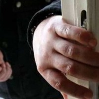 Furto in appartamento, proprietario blocca ladro e chiama i Carabinieri: 52enne in manette