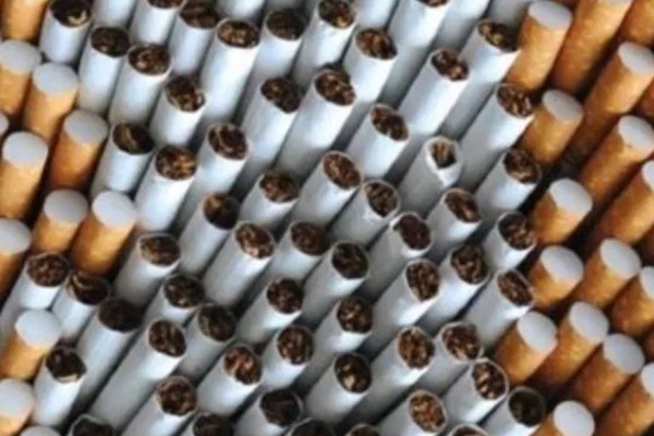 Sfugge ai domiciliari per vendere sigarette in strada: 68enne denunciato