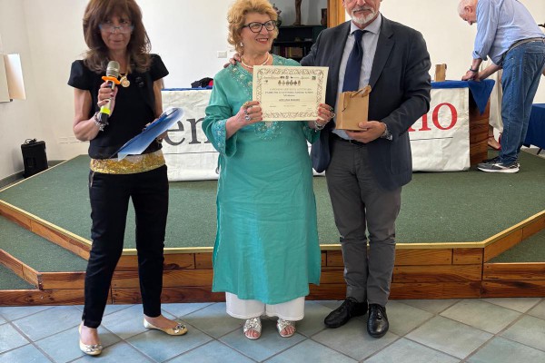 Adelina Mauro, ancora sul podio: dal Premio Giambattista Vico al riconoscimento di dentroSalerno per “Padre Pio”