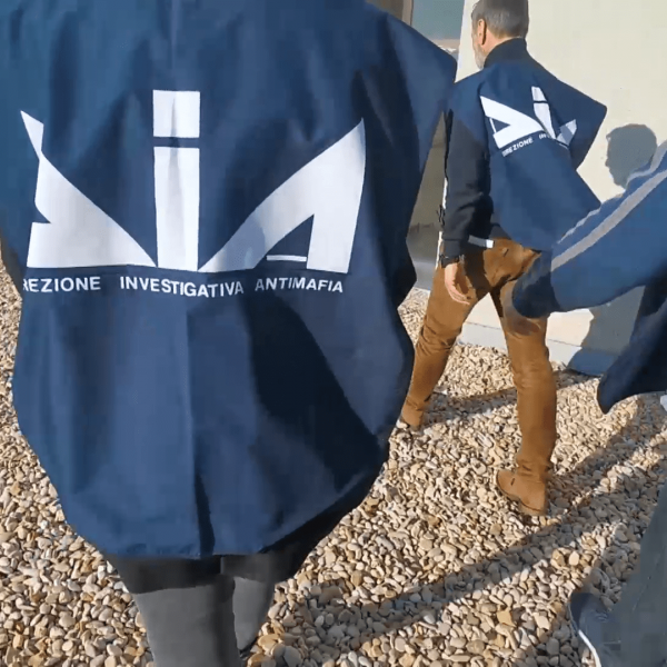 Immigrazione clandestina, estorsione aggravata, falso ideologico e truffa: i dettagli dell'operazione condotta dalla Procura e dall'Antimafia