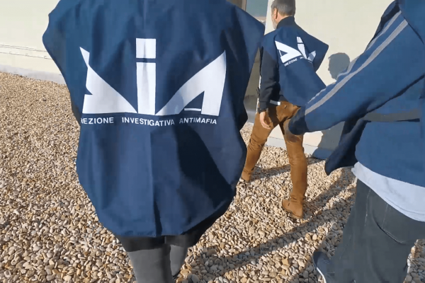 Immigrazione clandestina, estorsione aggravata, falso ideologico e truffa: i dettagli dell'operazione condotta dalla Procura e dall'Antimafia