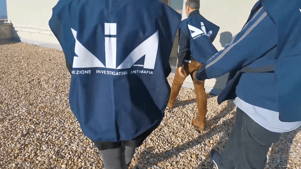 Immigrazione clandestina, estorsione aggravata, falso ideologico e truffa: i dettagli dell'operazione condotta dalla Procura e dall'Antimafia